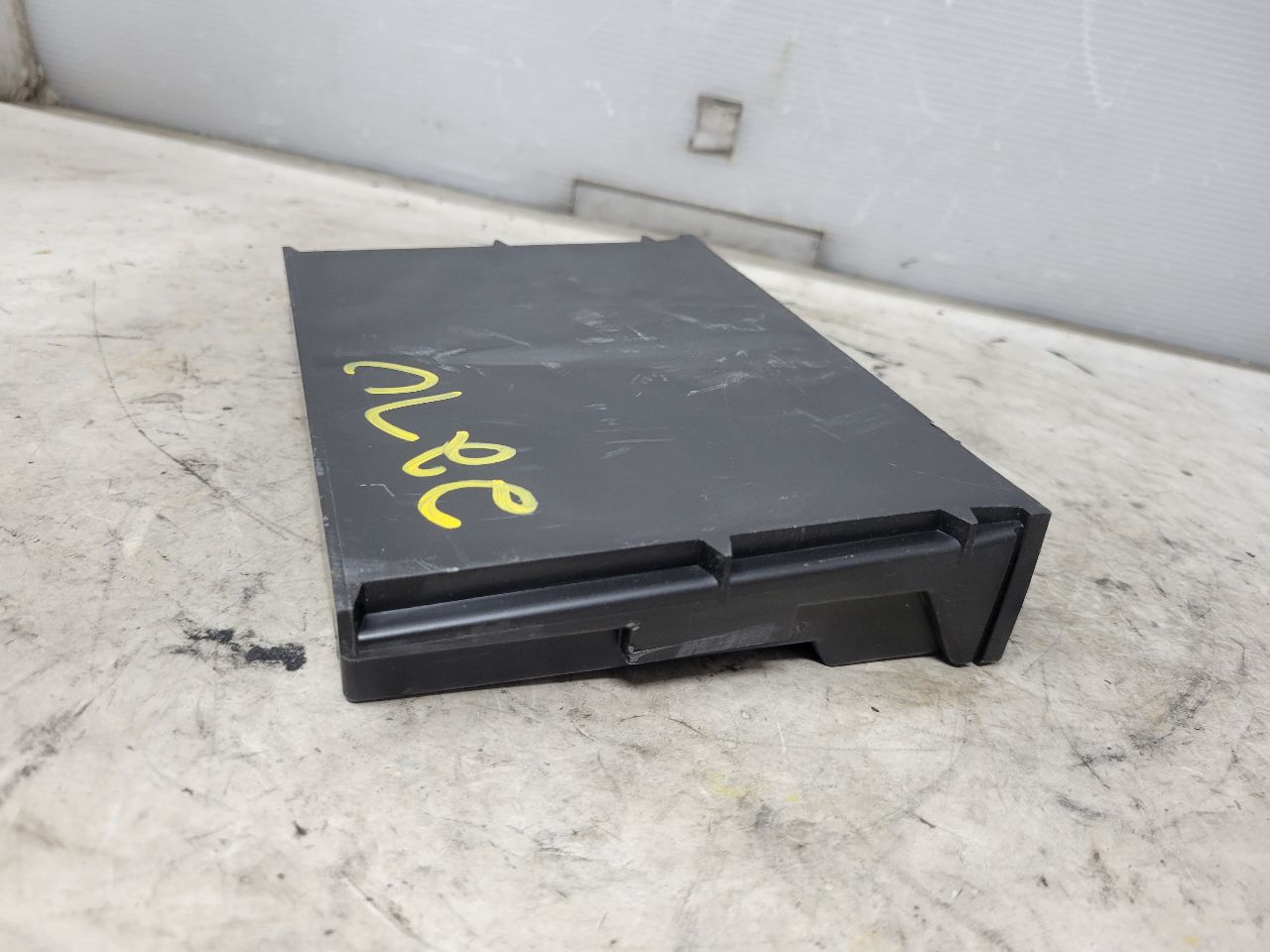 2023 SUBURBN15 BCM BODY CONTROL MODULE 13547769 33032 - image 9