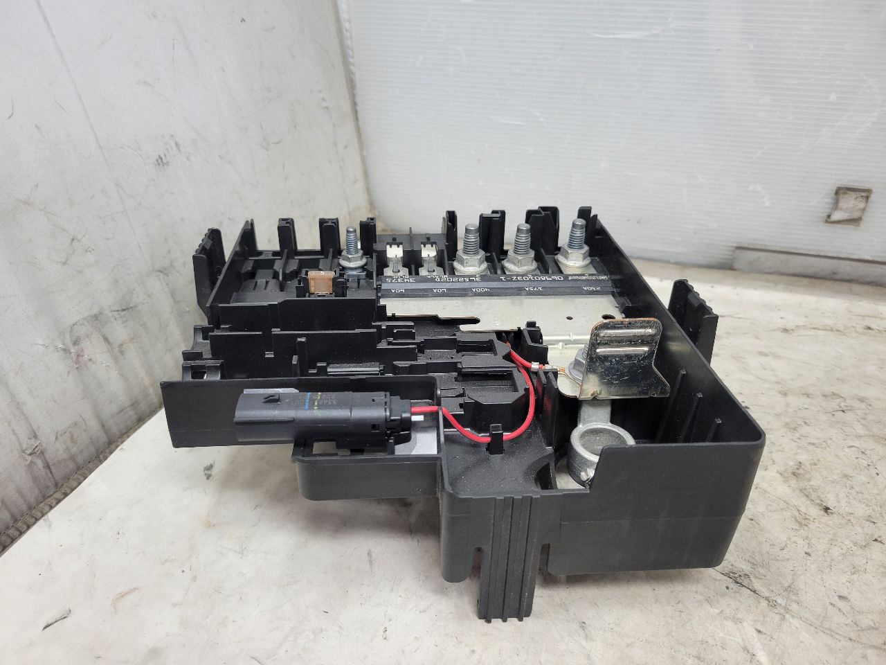 2023 SUBURBN15 BATTERY FUSE JUNCTION 84977658 33046 - image 5
