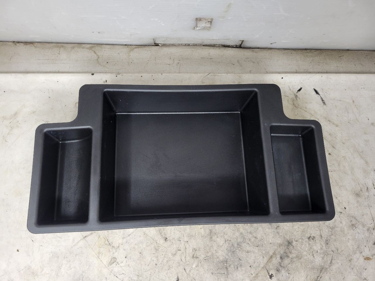 2023 SUBURBN15 CENTER CONSOLE STORAGE TRAY 84887772 33048 - image 1