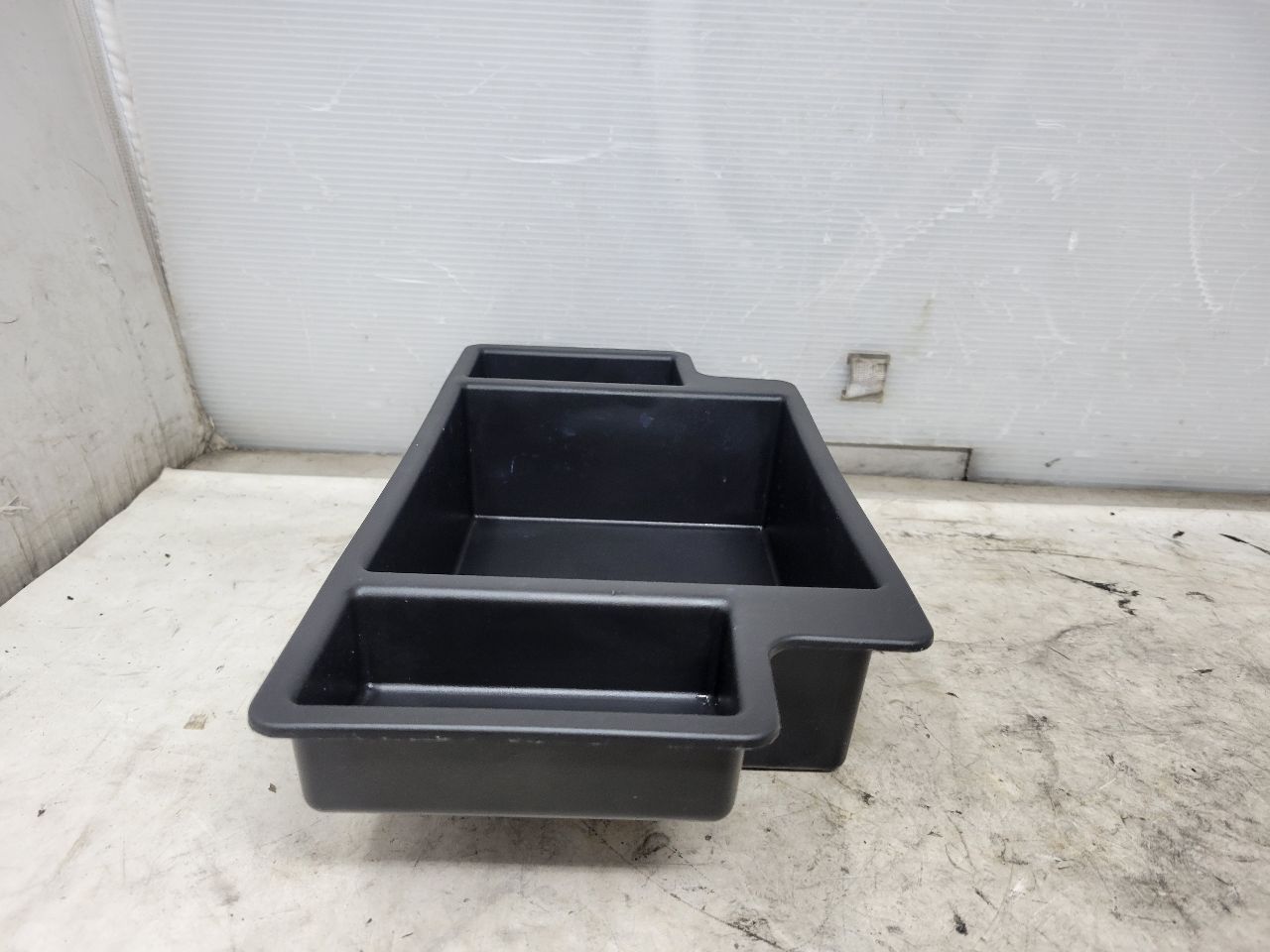 2023 SUBURBN15 CENTER CONSOLE STORAGE TRAY 84887772 33048 - image 3