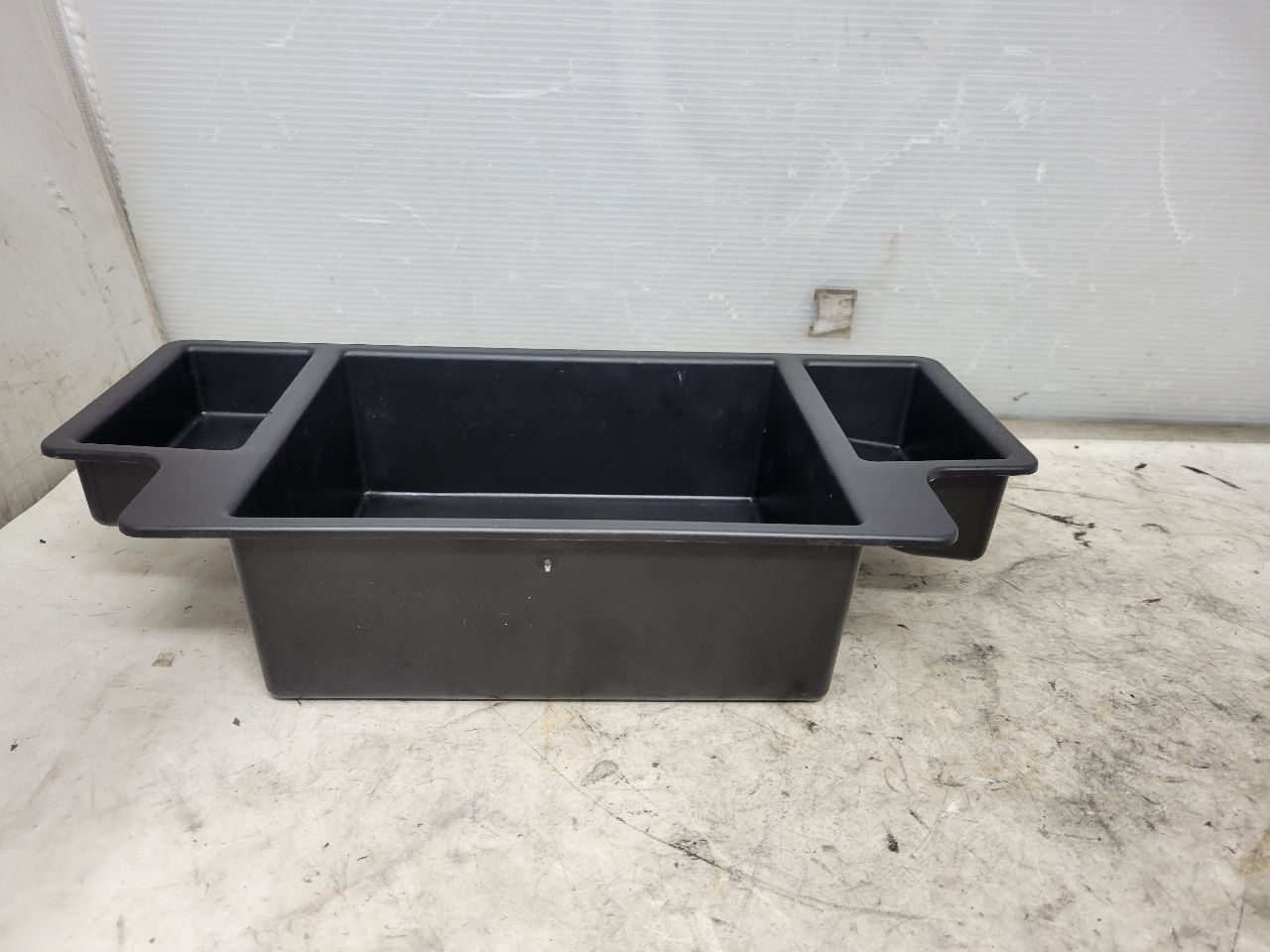 2023 SUBURBN15 CENTER CONSOLE STORAGE TRAY 84887772 33048 - image 4