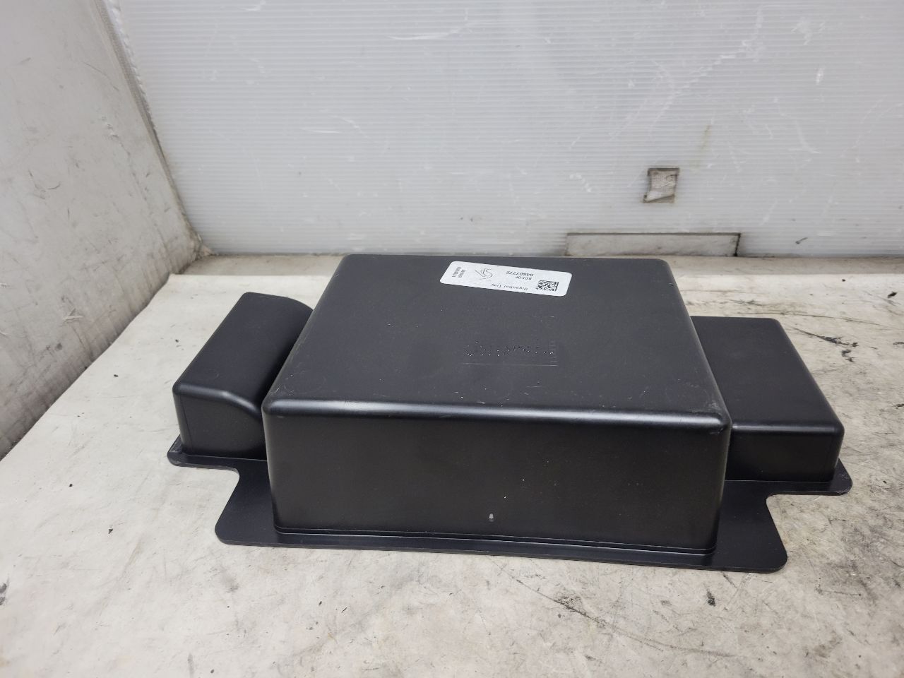 2023 SUBURBN15 CENTER CONSOLE STORAGE TRAY 84887772 33048 - image 7