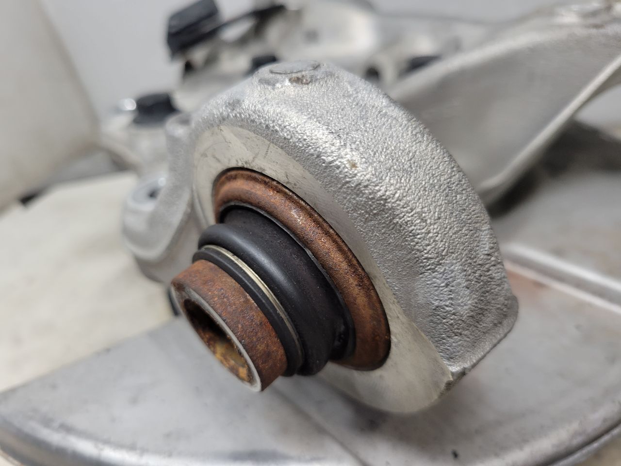 2023 SUBURBN15 LH REAR SPINDLE KNUCKLE W/HUB 37K 33054 - image 9