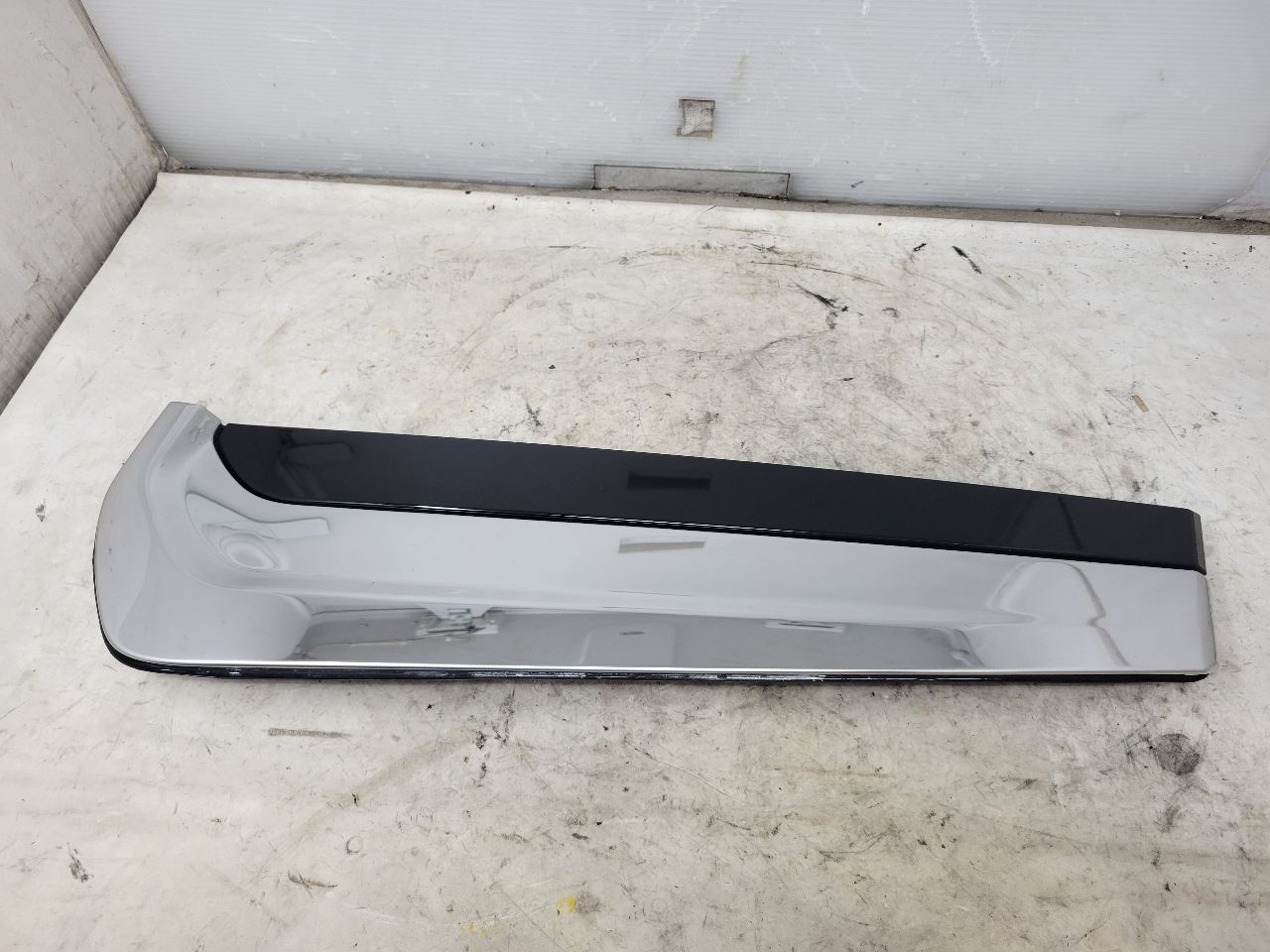 2023 SUBURBN15 LH QUARTER C PILLAR CHROME TRIM 33076 - image 4