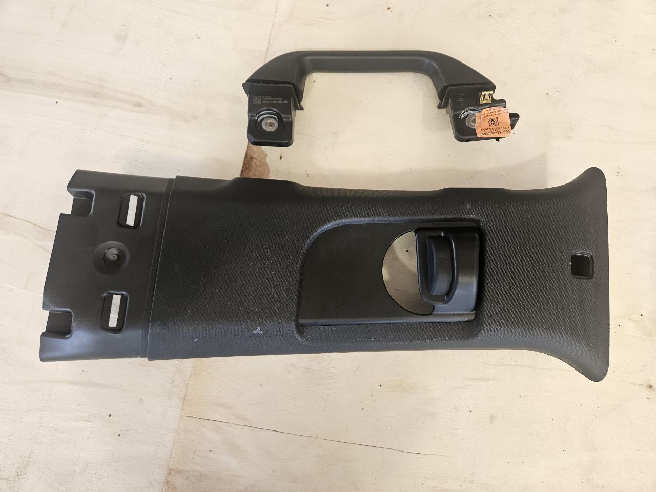 2023 SUBURBN15 LH UPPER B PILLAR TRIM 84883100 33079 - image 3