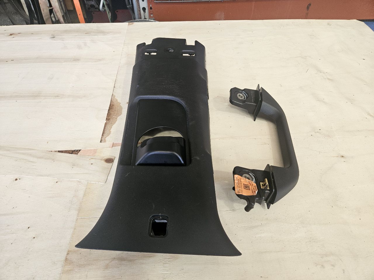2023 SUBURBN15 LH UPPER B PILLAR TRIM 84883100 33079 - image 1