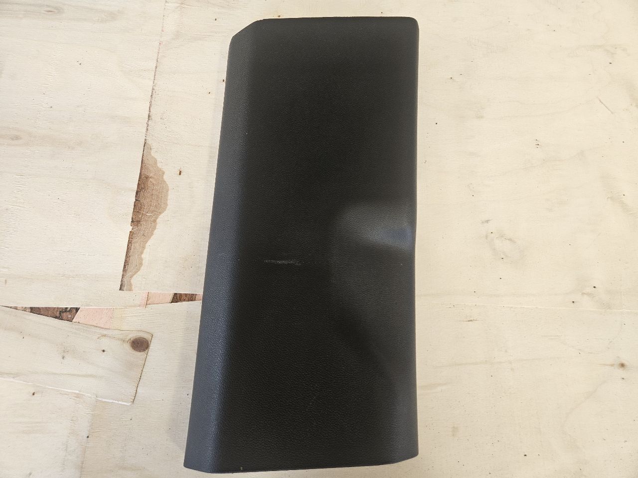 2023 SUBURBN15 RH B PILLAR MID CENTER TRIM 84701420 33080 - image 1