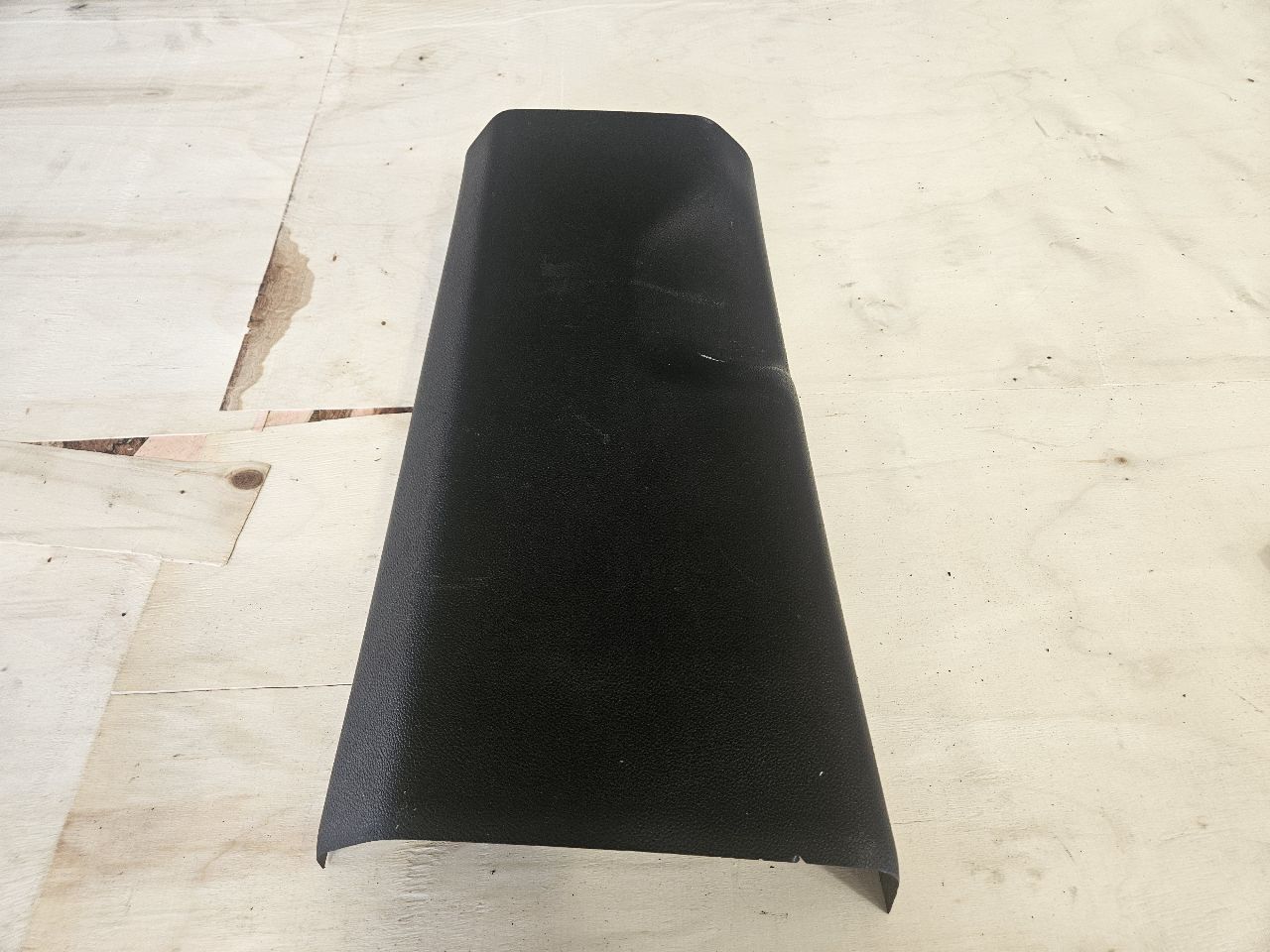 2023 SUBURBN15 LH B PILLAR MID CENTER TRIM 84701426 33081 - image 1