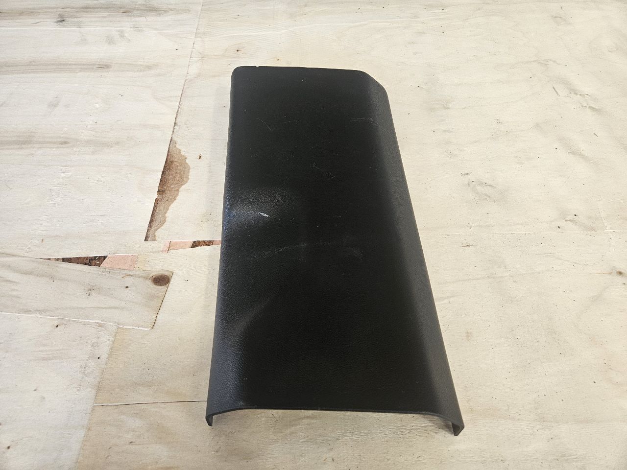 2023 SUBURBN15 LH B PILLAR MID CENTER TRIM 84701426 33081 - image 2