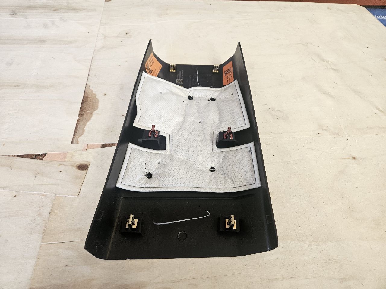 2023 SUBURBN15 LH B PILLAR MID CENTER TRIM 84701426 33081 - image 9