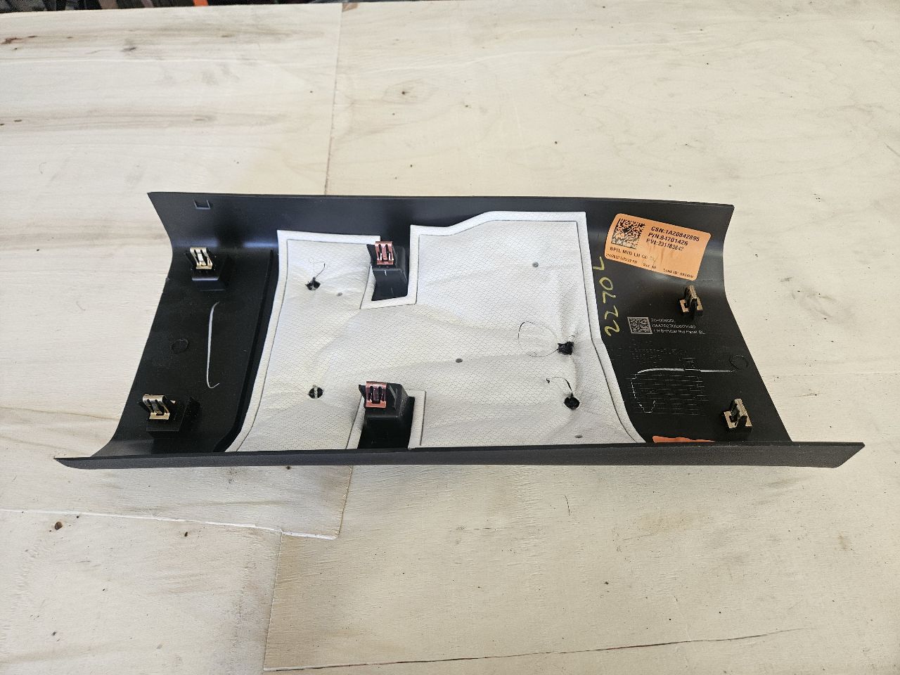 2023 SUBURBN15 LH B PILLAR MID CENTER TRIM 84701426 33081 - image 10