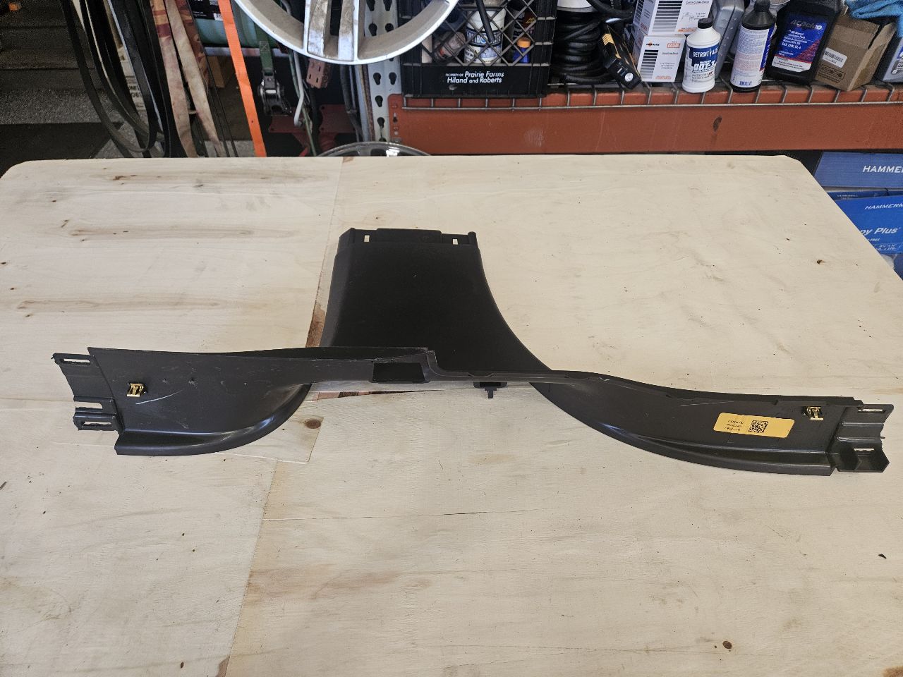 2023 SUBURBN15 LH B PILLAR LOWER TRIM 84954511 33083 - image 1