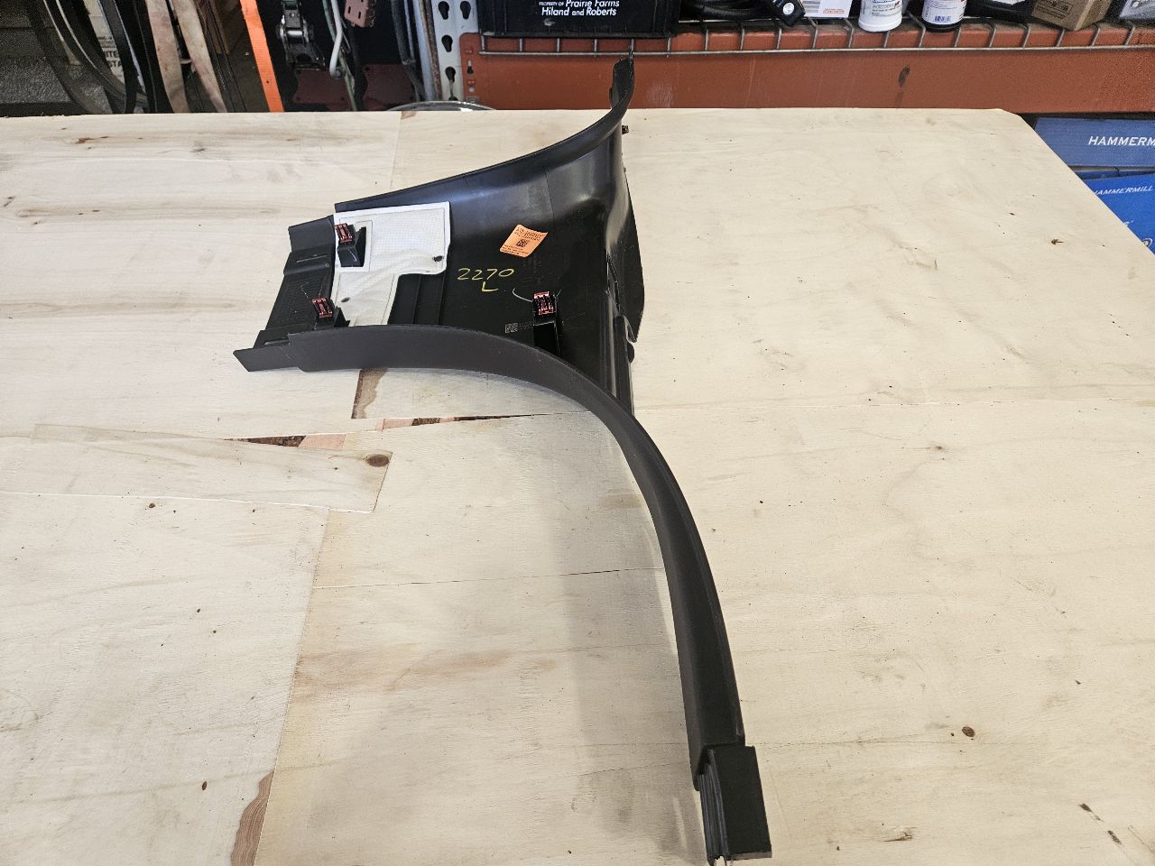 2023 SUBURBN15 LH B PILLAR LOWER TRIM 84954511 33083 - image 8