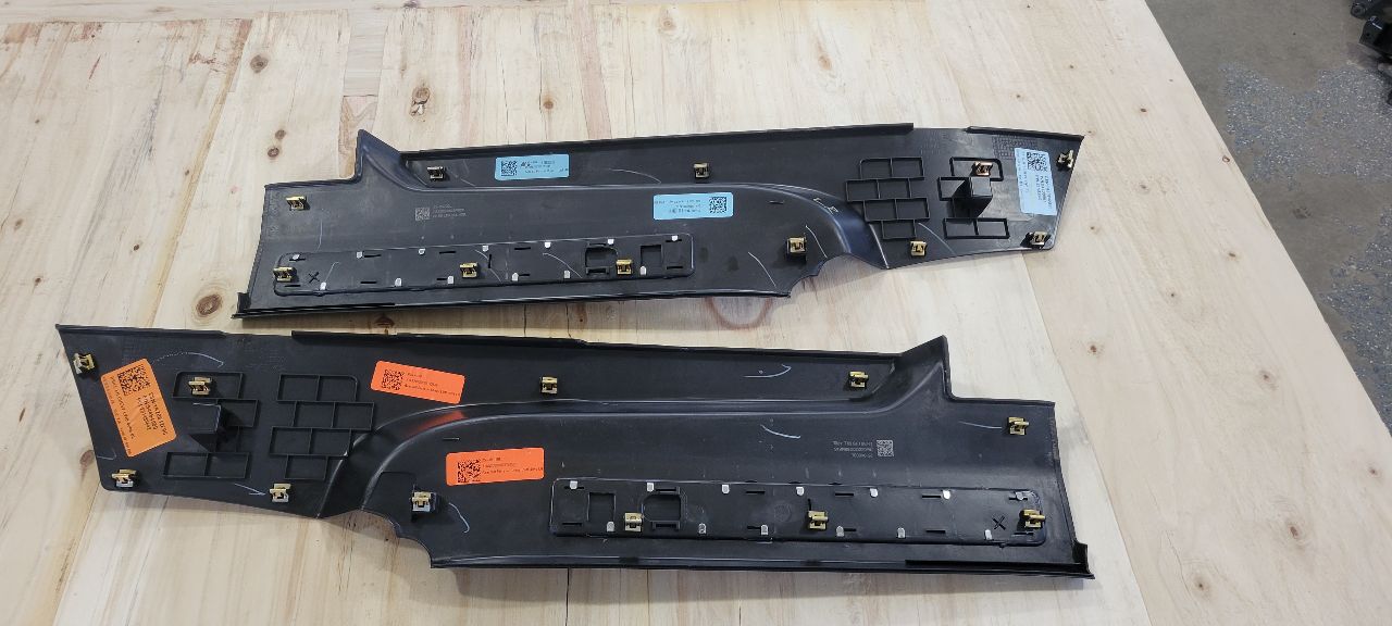 2023 SUBURBN15 FRONT & REAR DOOR SILL SCUFF PLATES 33106 - image 5