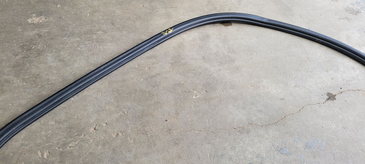 2023 SUBURBN15 RH FRONT DOOR WEATHERSTRIPPING 33108 - image 8