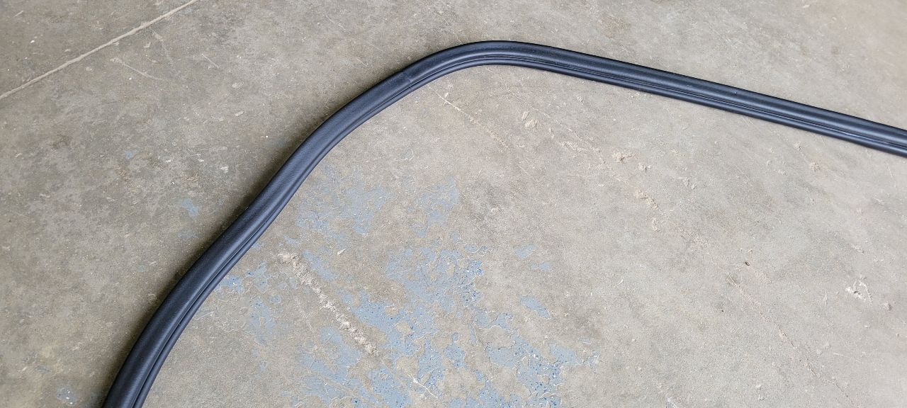 2023 SUBURBN15 RH FRONT DOOR WEATHERSTRIPPING 33108 - image 9