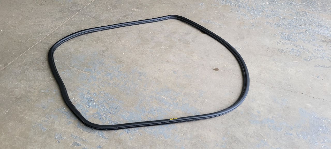 2023 SUBURBN15 RH REAR DOOR WEATHERSTRIPPING 33110 - image 2