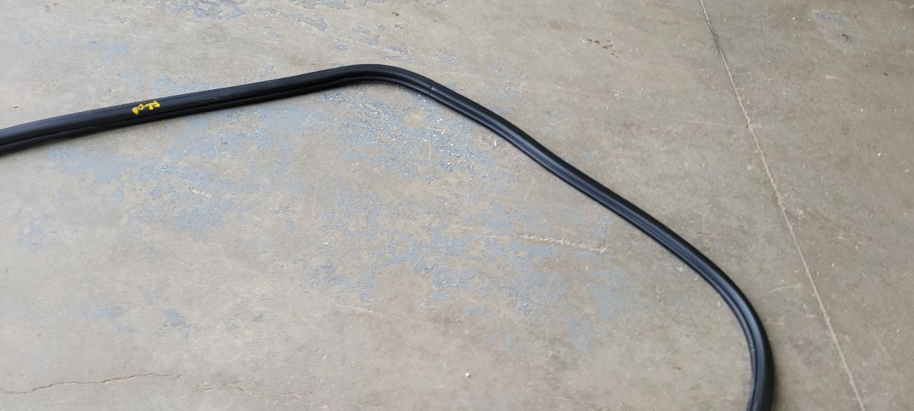 2023 SUBURBN15 RH REAR DOOR WEATHERSTRIPPING 33110 - image 9