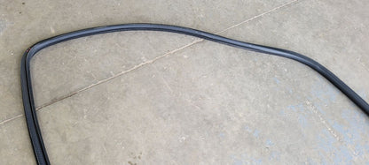 2023 SUBURBN15 RH REAR DOOR WEATHERSTRIPPING 33110 - image 16