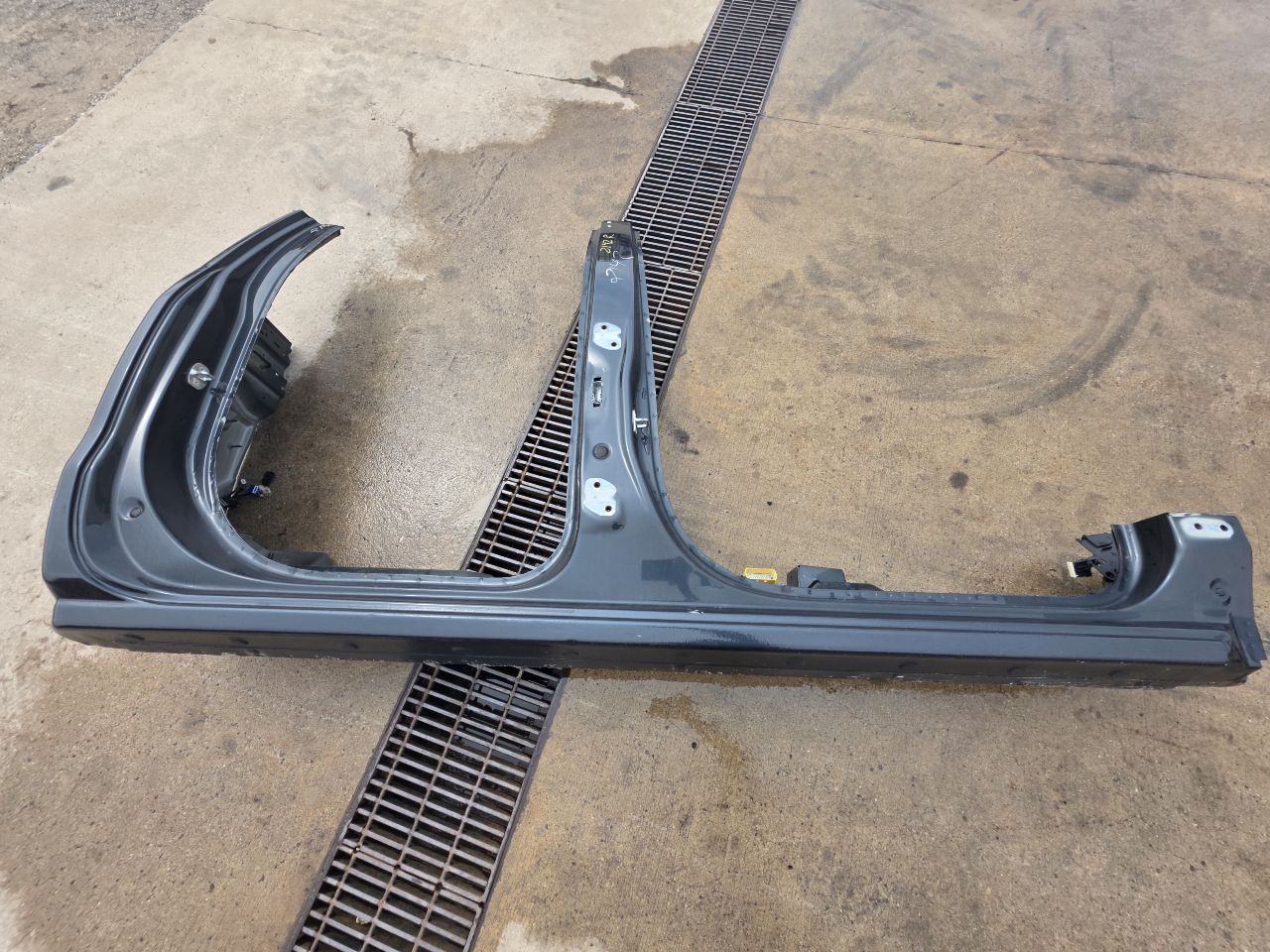 2018 SIERDEN15 RH CREW CAB ROCKER & PILLAR CUT GREY 33116 - image 1