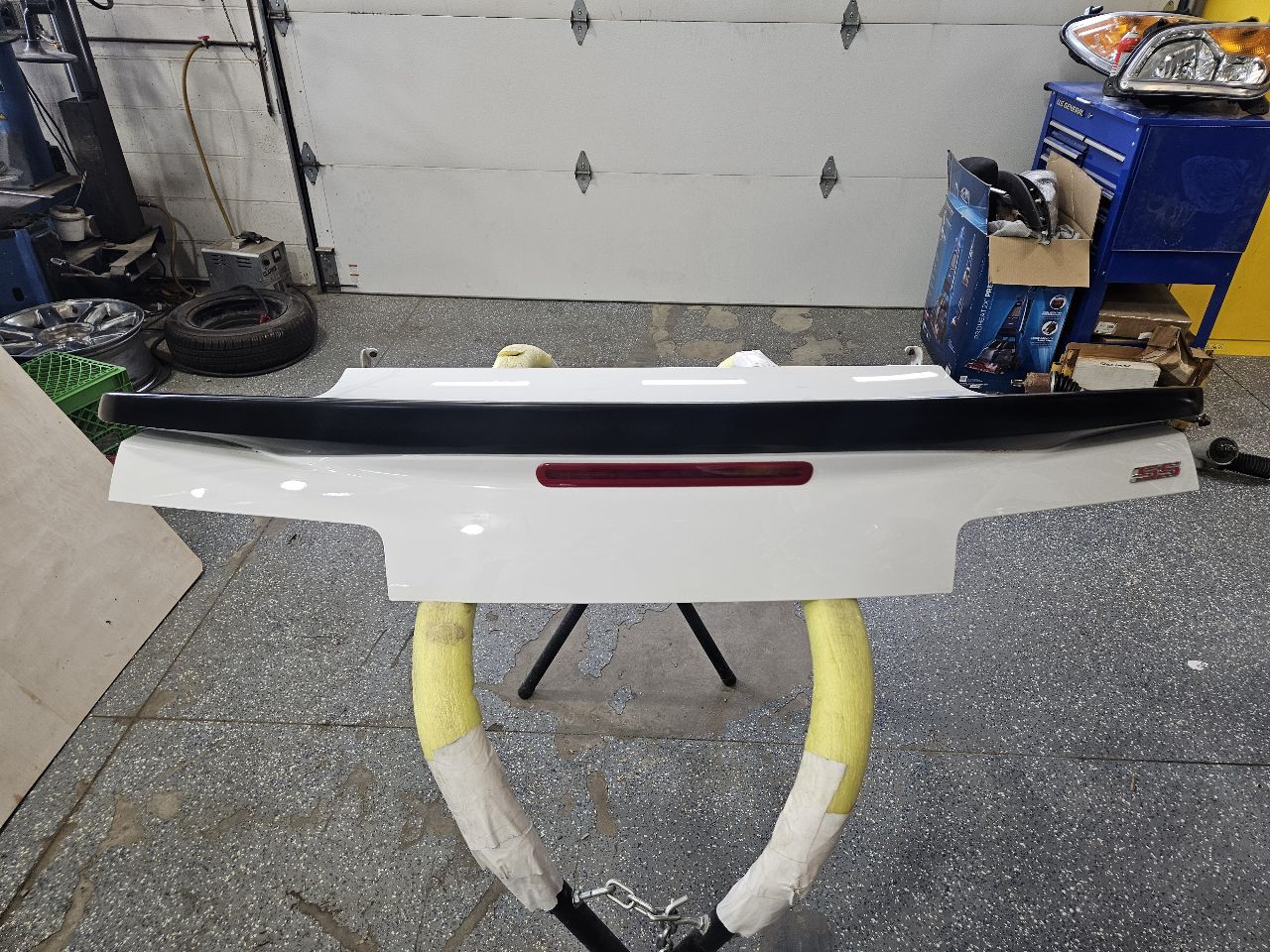 2015 CAMARO TRUNK DECKLID WHITE GAZ ZL1 SPOILER 33123 - image 1