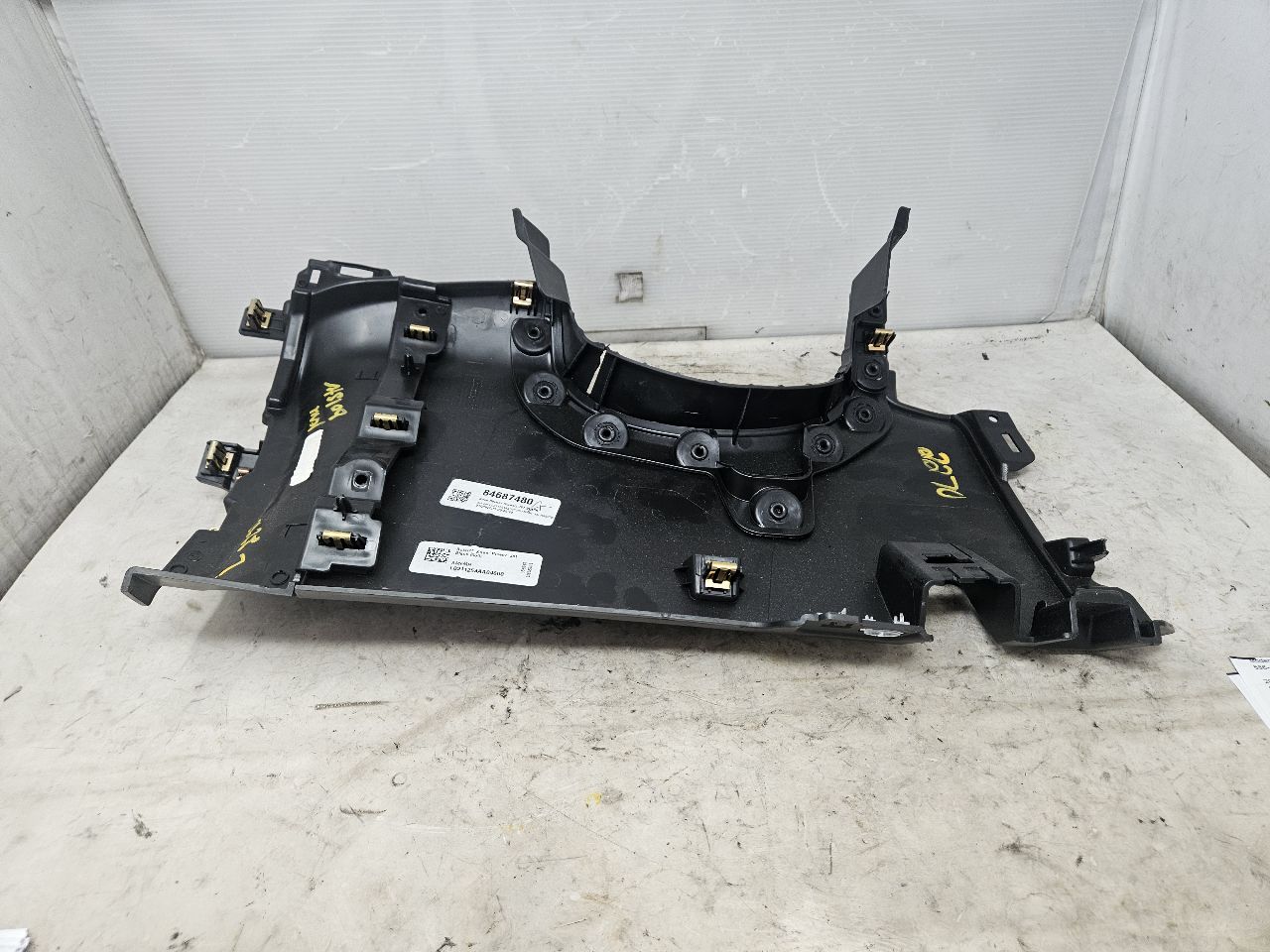 2023 SUBURBN15 DRIVER KNEE BOLSTER BLACK 84687480 33143 - image 4