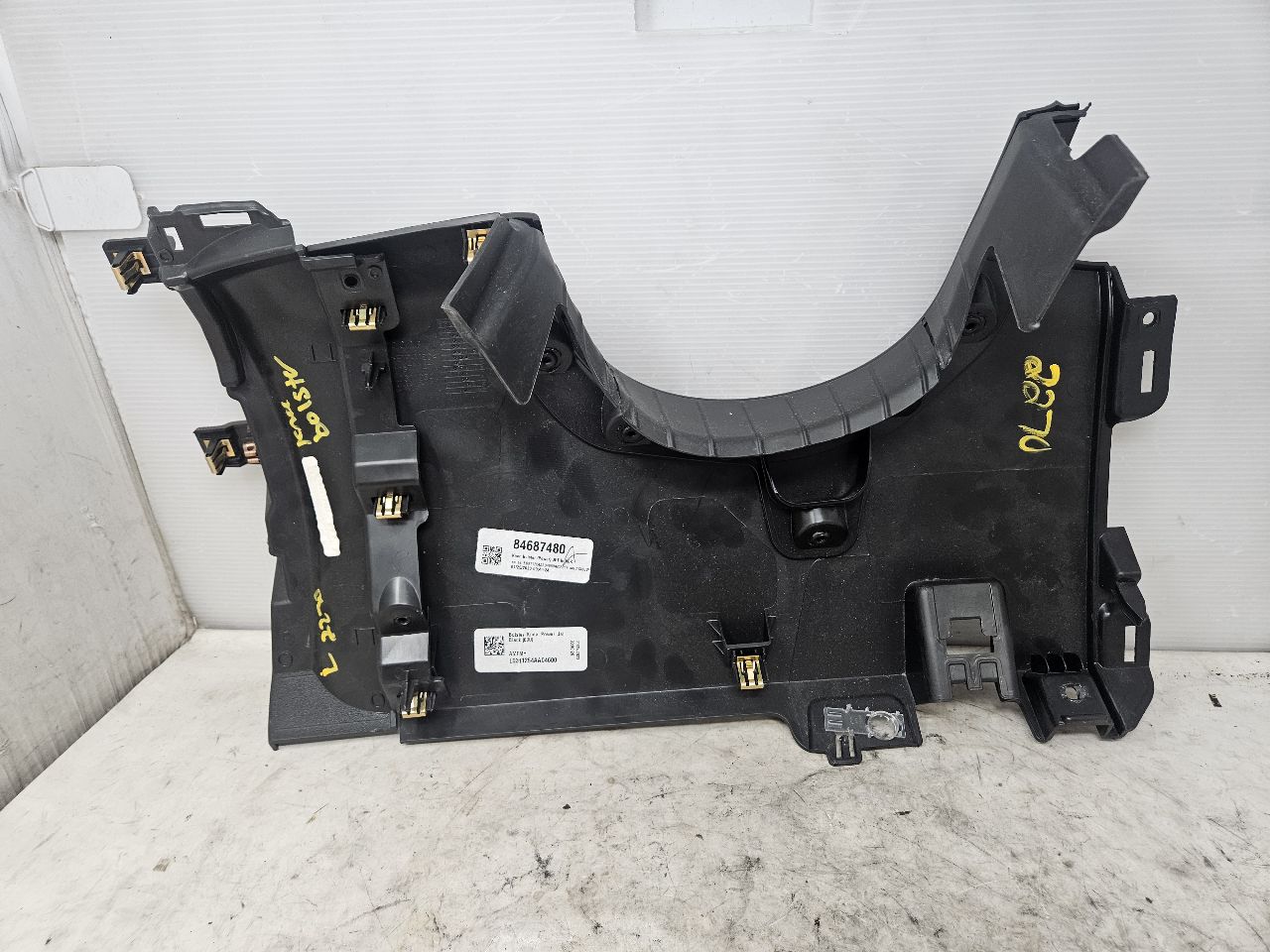 2023 SUBURBN15 DRIVER KNEE BOLSTER BLACK 84687480 33143 - image 5