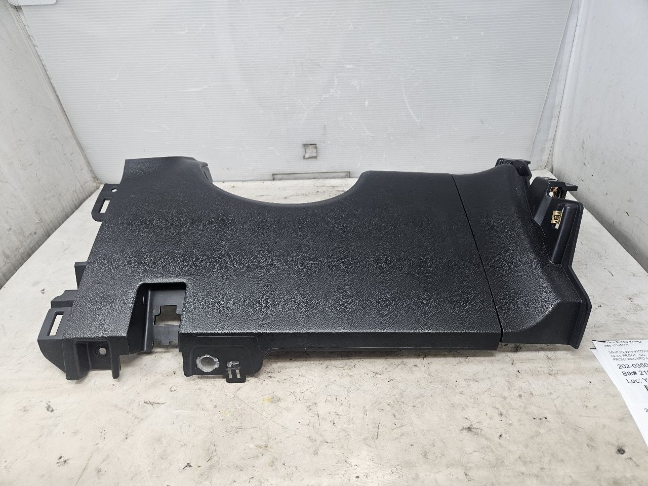 2023 SUBURBN15 DRIVER KNEE BOLSTER BLACK 84687480 33143 - image 3