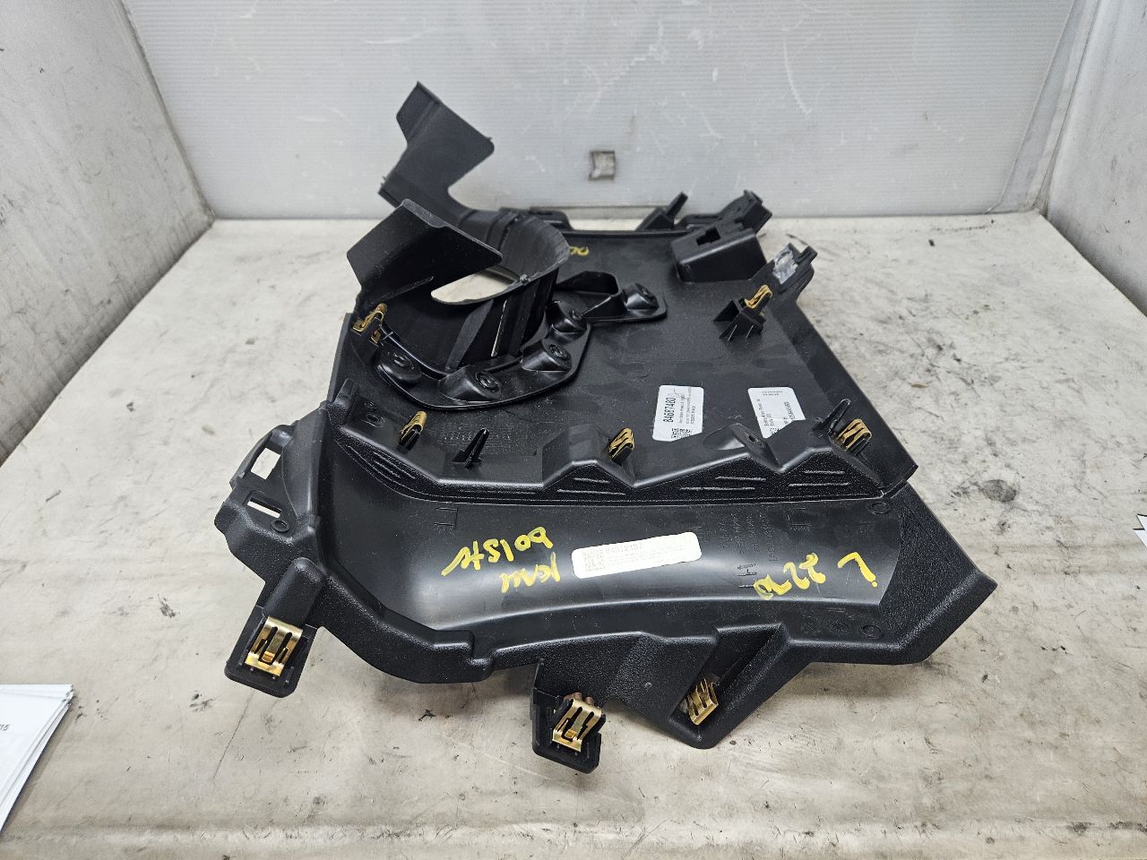2023 SUBURBN15 DRIVER KNEE BOLSTER BLACK 84687480 33143 - image 6