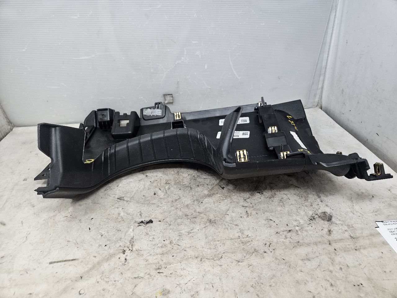 2023 SUBURBN15 DRIVER KNEE BOLSTER BLACK 84687480 33143 - image 8