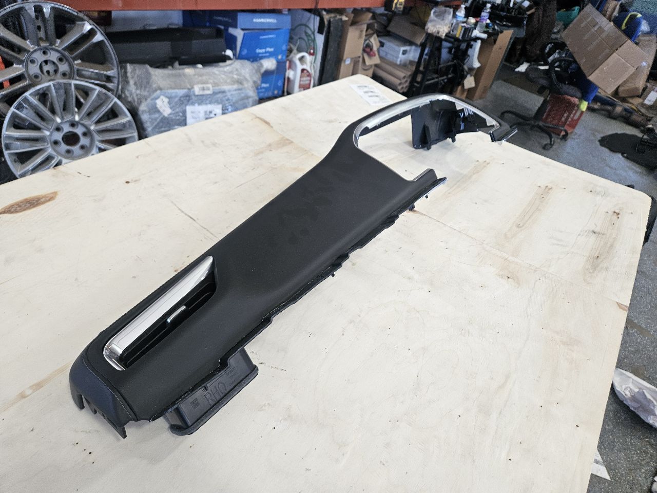 2023 SUBURBN15 FRONT DASH TRIM VENT BEZEL 86822079 33147 - image 3