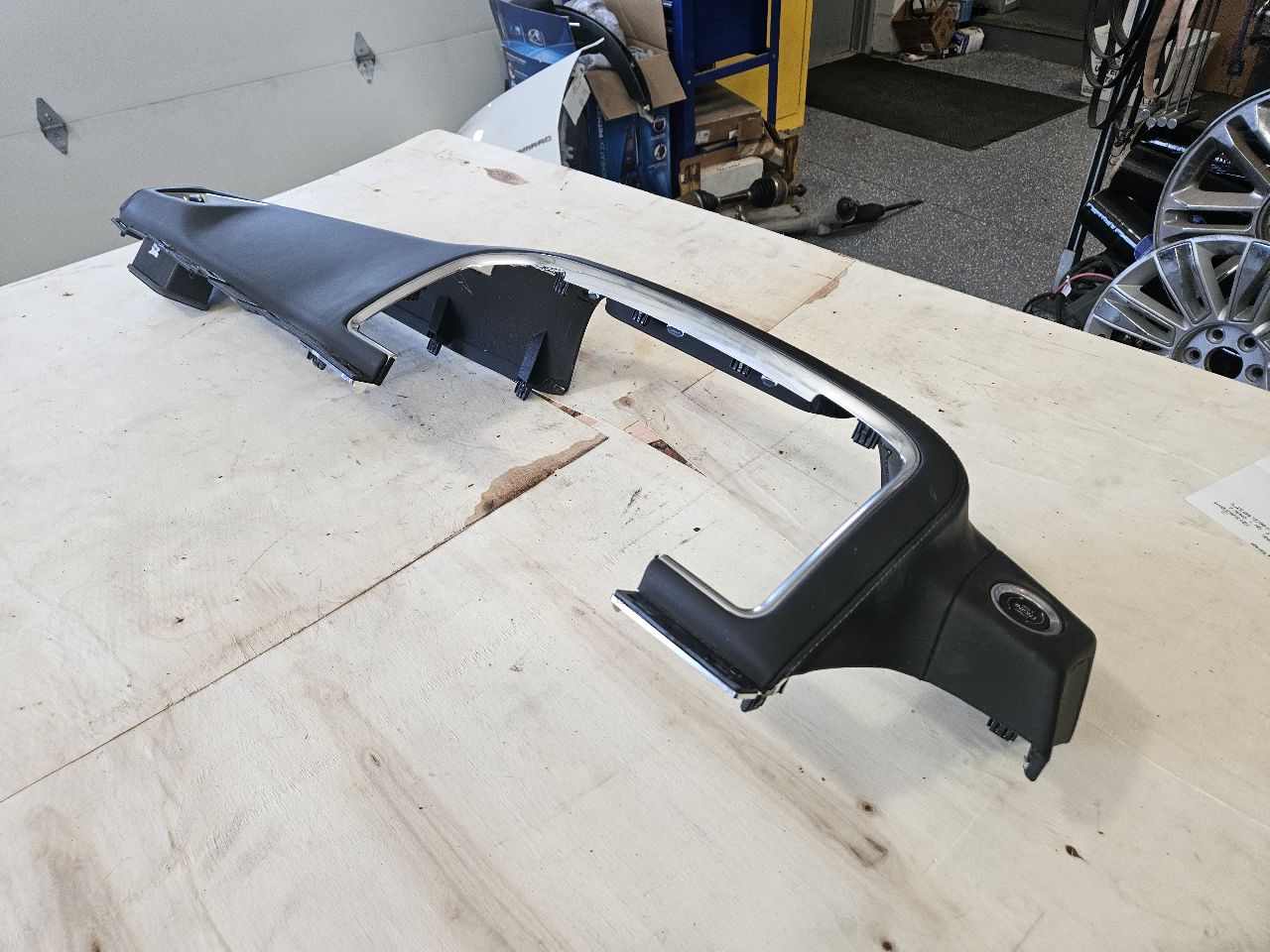 2023 SUBURBN15 FRONT DASH TRIM VENT BEZEL 86822079 33147 - image 5