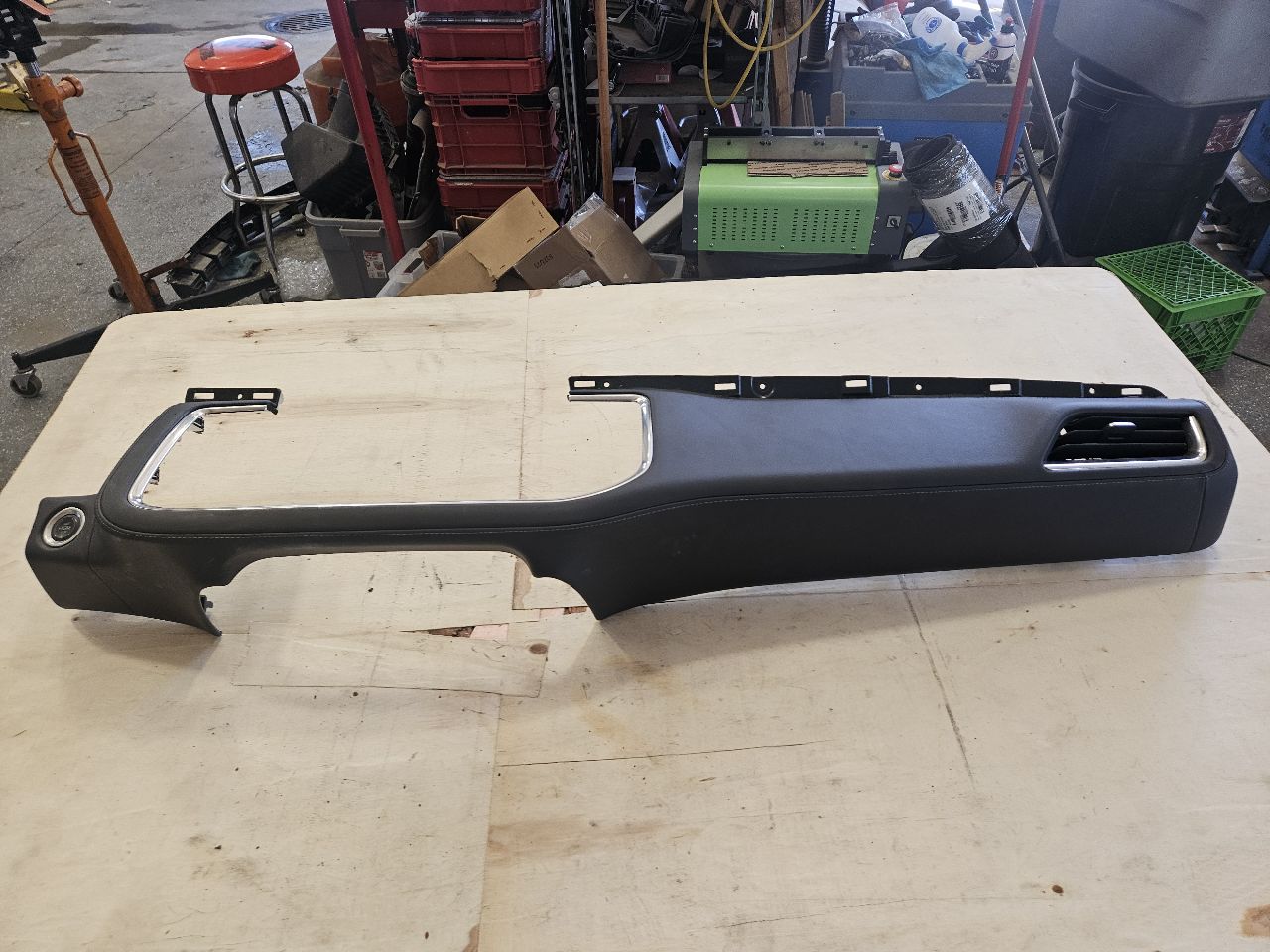 2023 SUBURBN15 FRONT DASH TRIM VENT BEZEL 86822079 33147 - image 6