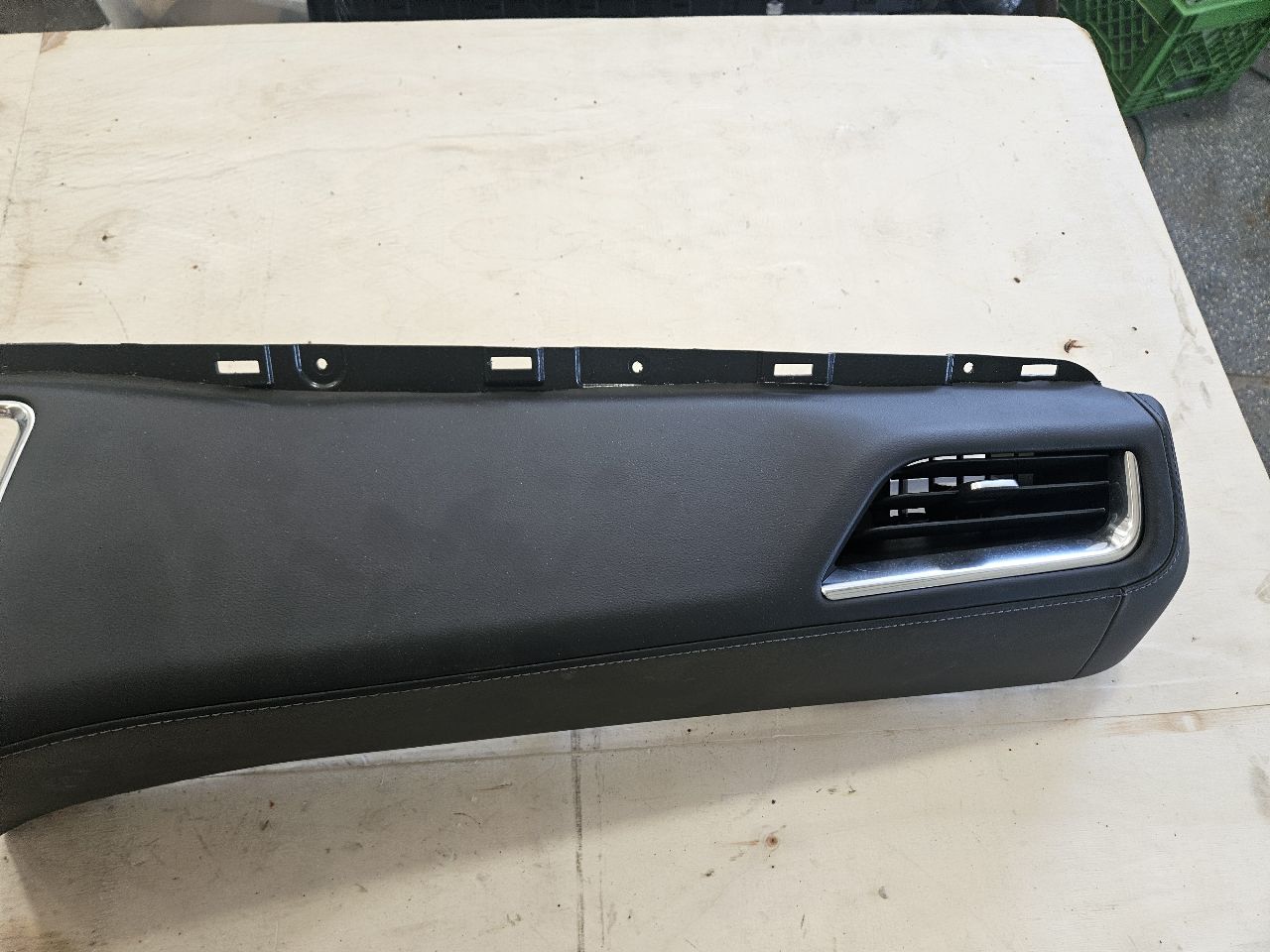 2023 SUBURBN15 FRONT DASH TRIM VENT BEZEL 86822079 33147 - image 9