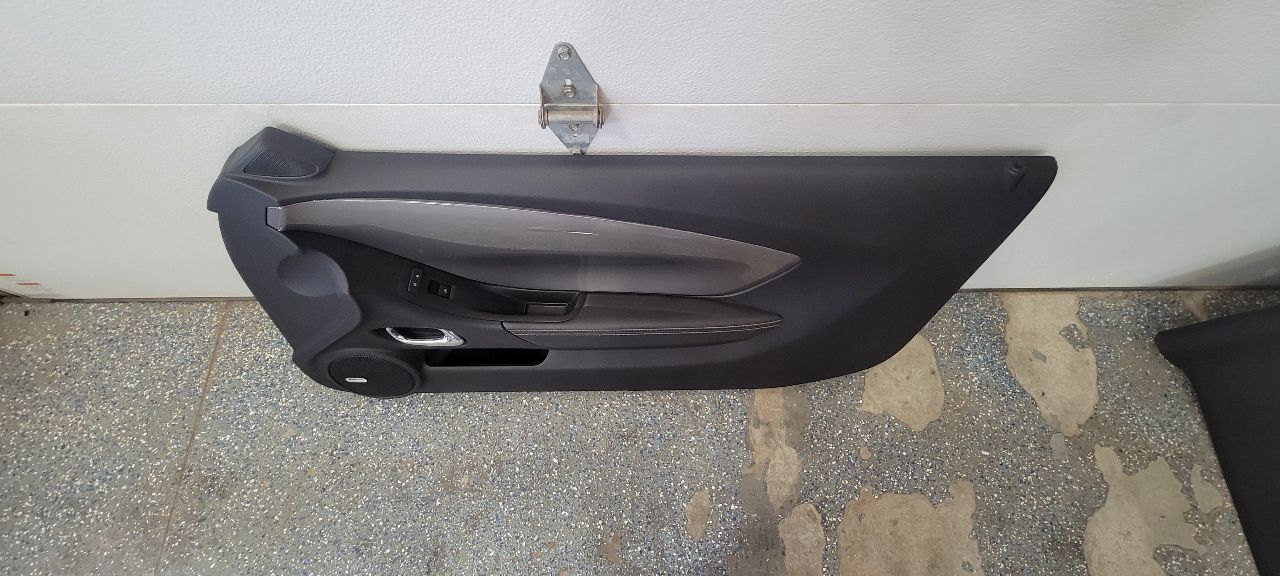 2015 CAMARO RH PASSENGER DOOR PANEL TRIM 33160 - image 4