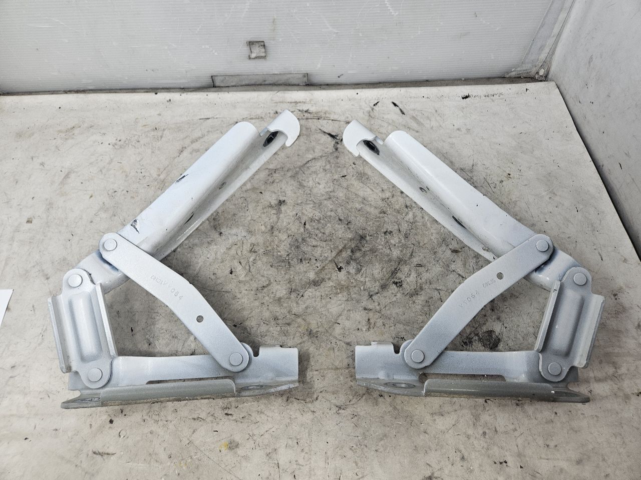 2015 CAMARO HOOD HINGES PAIR LH RH WHITE 33184 - image 1