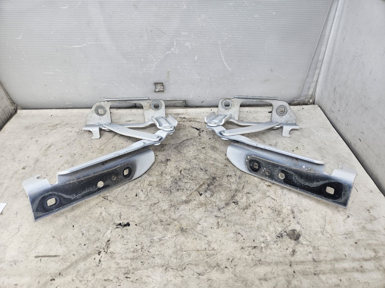 2015 CAMARO HOOD HINGES PAIR LH RH WHITE 33184 - image 2