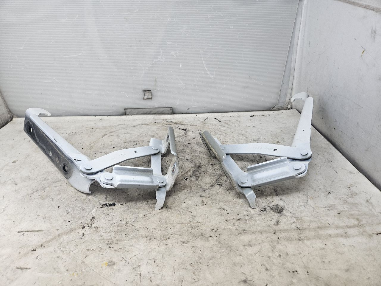 2015 CAMARO HOOD HINGES PAIR LH RH WHITE 33184 - image 3