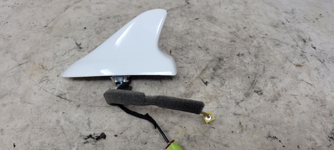 2015 CAMARO SHARK FIN ANTENNA WHATE GAZ 33214 - image 1