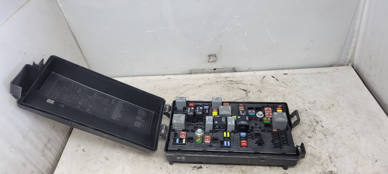 2015 CAMARO ENGINE BAY FUSE BOX & LID 22760635 33220 - image 1