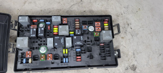 2015 CAMARO ENGINE BAY FUSE BOX & LID 22760635 33220 - image 2