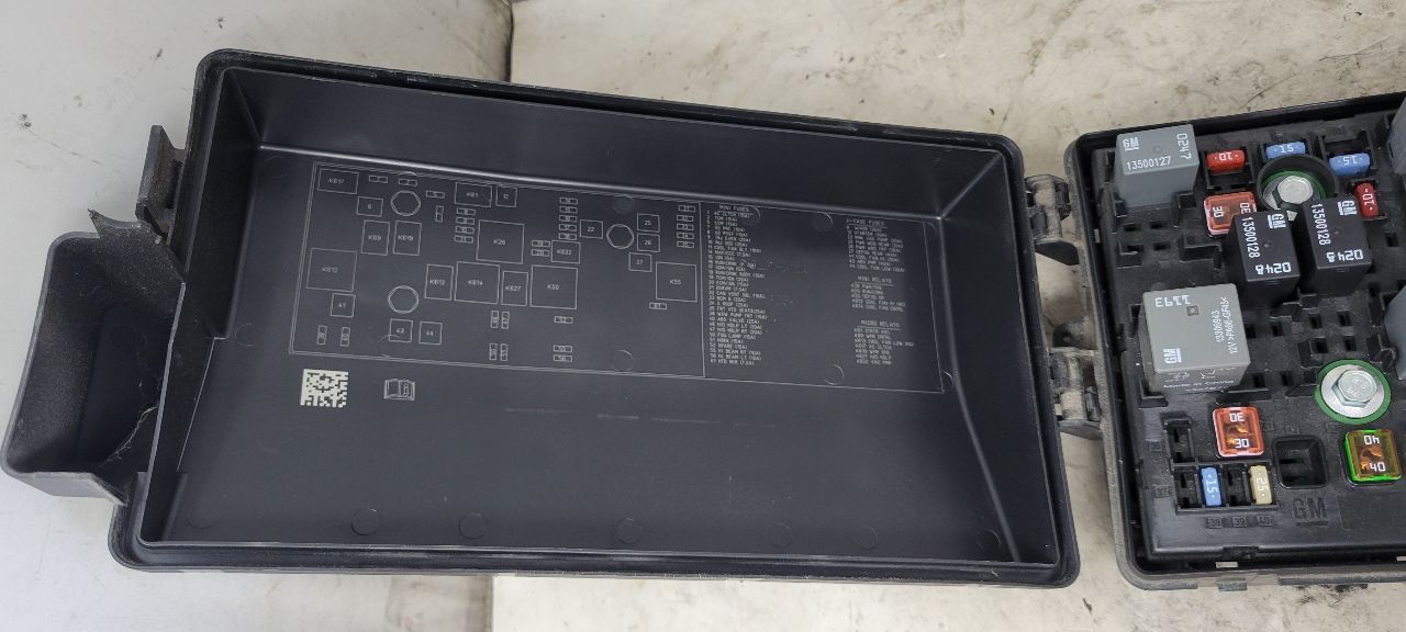 2015 CAMARO ENGINE BAY FUSE BOX & LID 22760635 33220 - image 3