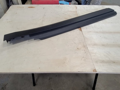 2023 SUBURBN15 LH REAR ROCKER MOLDING 84913472 33260 - image 1