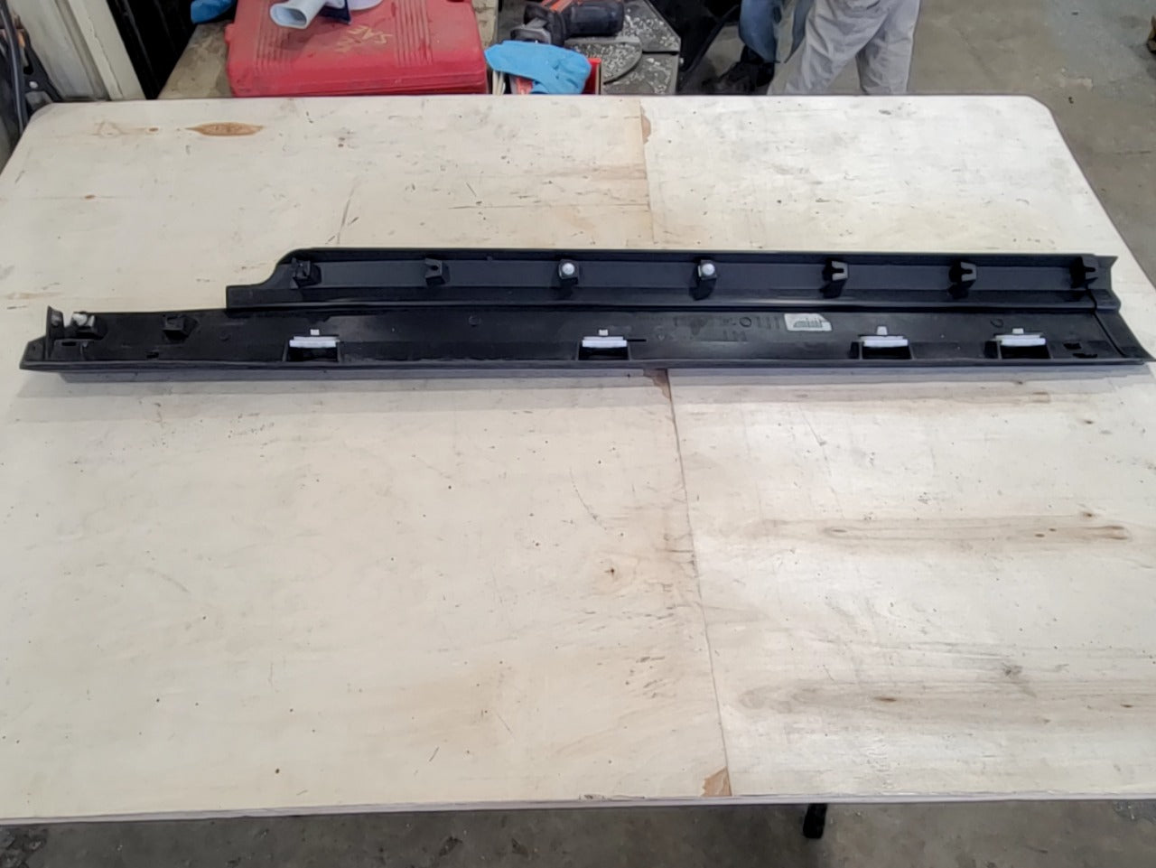 2023 SUBURBN15 LH REAR ROCKER MOLDING 84913472 33260 - image 9