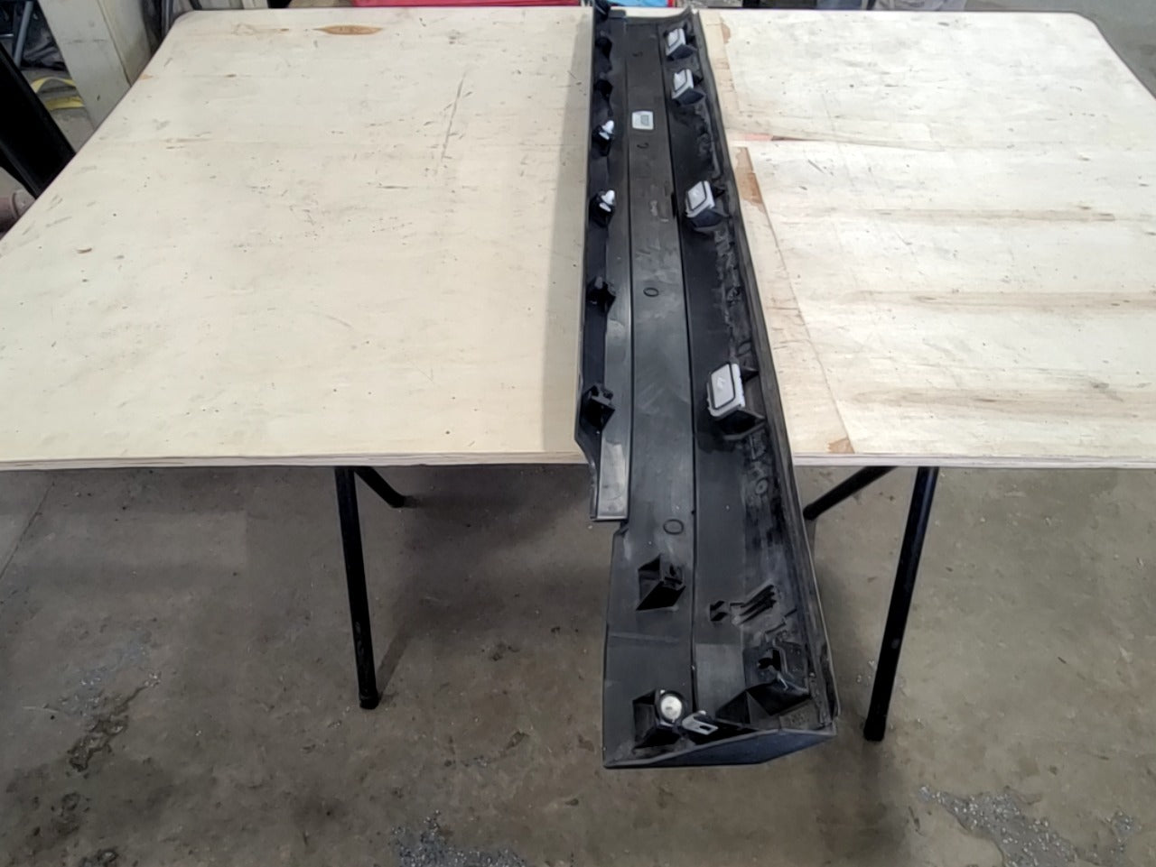 2023 SUBURBN15 LH REAR ROCKER MOLDING 84913472 33260 - image 12