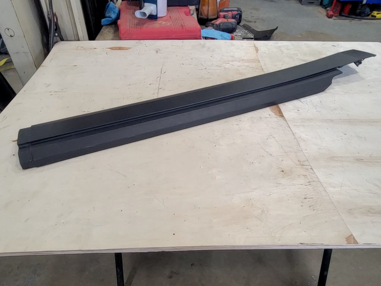 2023 SUBURBN15 RH REAR ROCKER MOLDING 84913473 33261 - image 1
