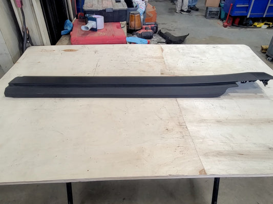 2023 SUBURBN15 RH REAR ROCKER MOLDING 84913473 33261 - image 2