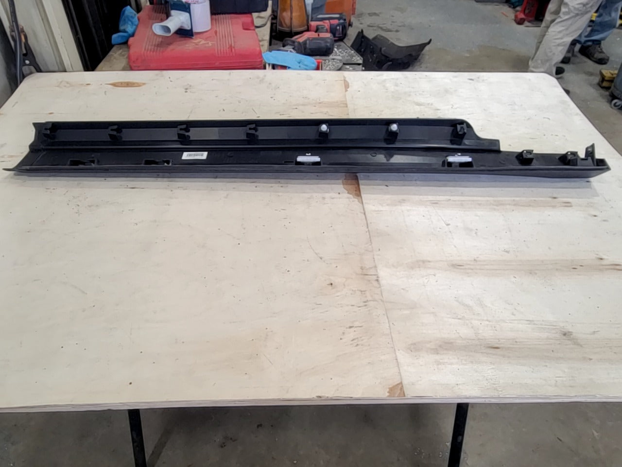 2023 SUBURBN15 RH REAR ROCKER MOLDING 84913473 33261 - image 9