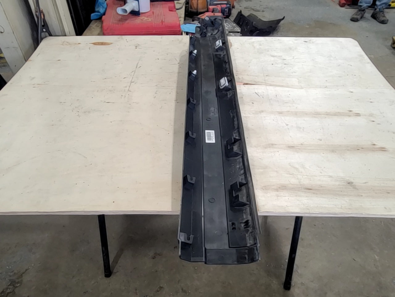 2023 SUBURBN15 RH REAR ROCKER MOLDING 84913473 33261 - image 12