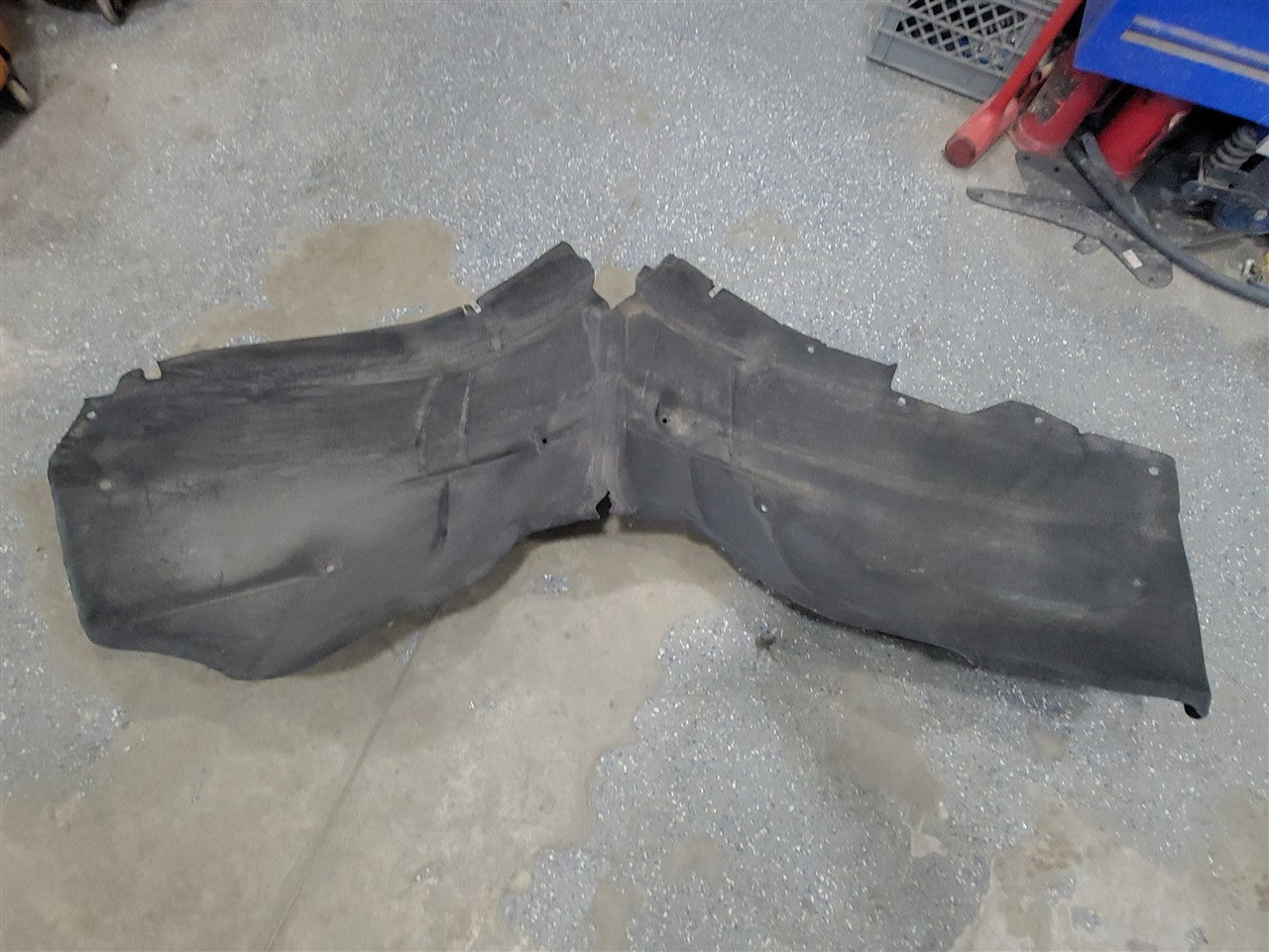 2023 SUBURBN15 RH FRONT INNER FENDER LINER 84856824 33265 - image 1